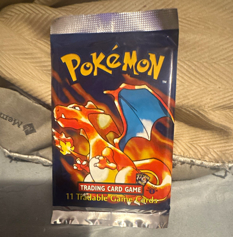 Wizards of the Coast Pokémon TCG Base Set Charizard Pack 1999 Sealed 11