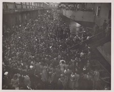 WW2 Navy homecoming crowd US port welcome 1945 - Original Photo