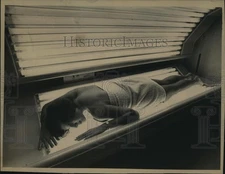 1988 Press Photo Pat Manriquez in Tanning Bed - mjc12998