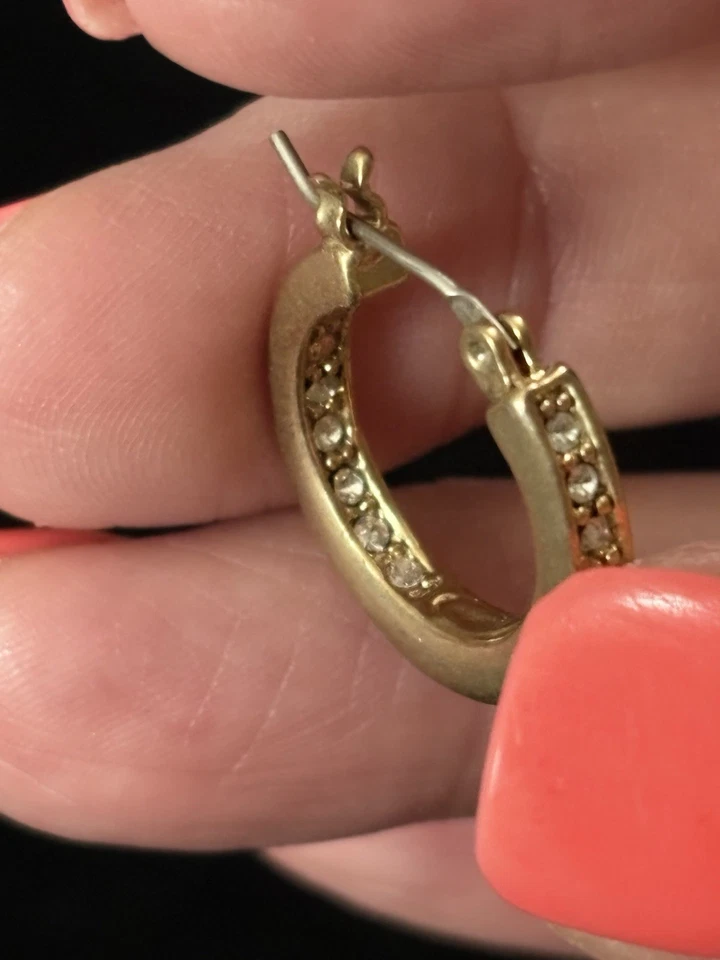 Pendiente de aro Avon dorado de 0,75 pulgadas con diamantes de imitación transparentes (30) Foto 3 de 4