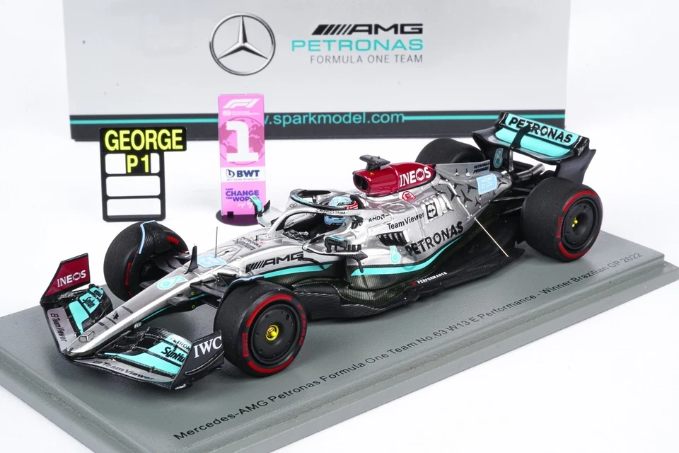 Mercedes W13 George Russell Winner Brazil 2022 1/43 Spark with pitboard - Immagine 2 di 4