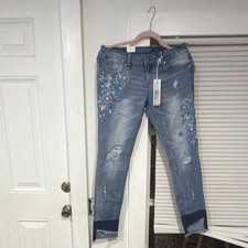 Grace Women  s Skinny Mid Rise Medium Wash Embroidered Floral Distressed Jeans