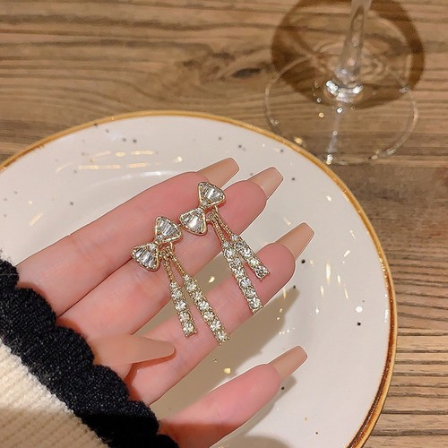 Splendidi accessori per orecchie dorate leggeri con disegni accattivanti - Foto 2 di 12