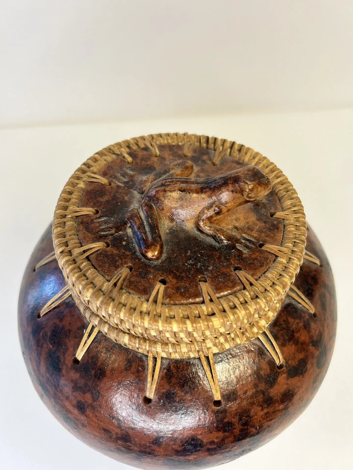 Rinjan Pottery Handcrafted Decorative Pot With Frog Lid Hand Tied Rattan F882 - Image 4 of 4