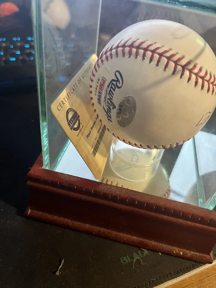 RAUL IBANEZ AUTOGRAPHED AUTO SIGNED MAJOR LEAGUE BASEBALL WITH AUTHENTICATION - Imagem 2 de 4