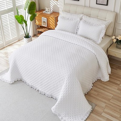 White Quilt Set Queen Size   Soft Lightweight Bedspread with Ruffle Edge 92''x96''