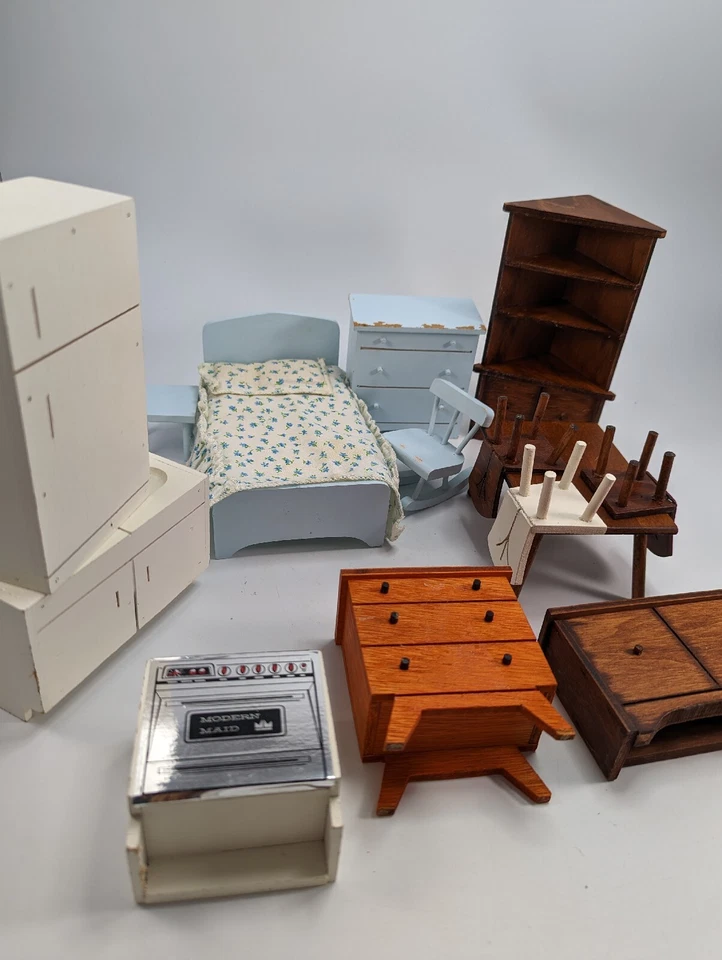 Vintage Doll House Halls Lifetime Toys Brown Wood Dresser Chest Bed Stove Fridge - Photo 3/4