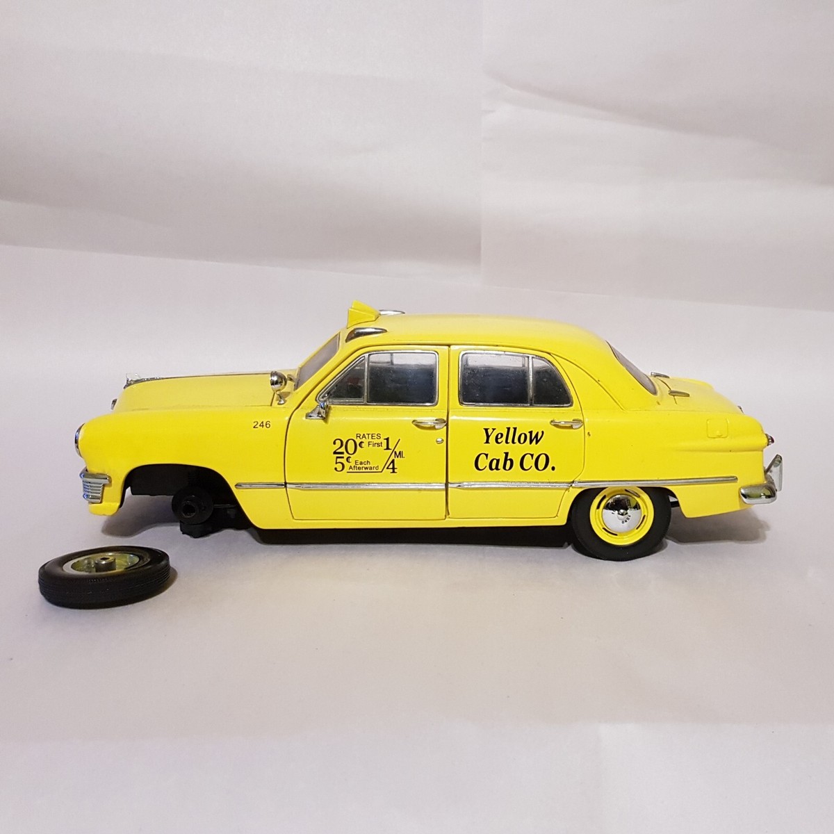 1/18 Scale 1950 Ford Yellow Cab Taxi USA diecast model car FLAWS