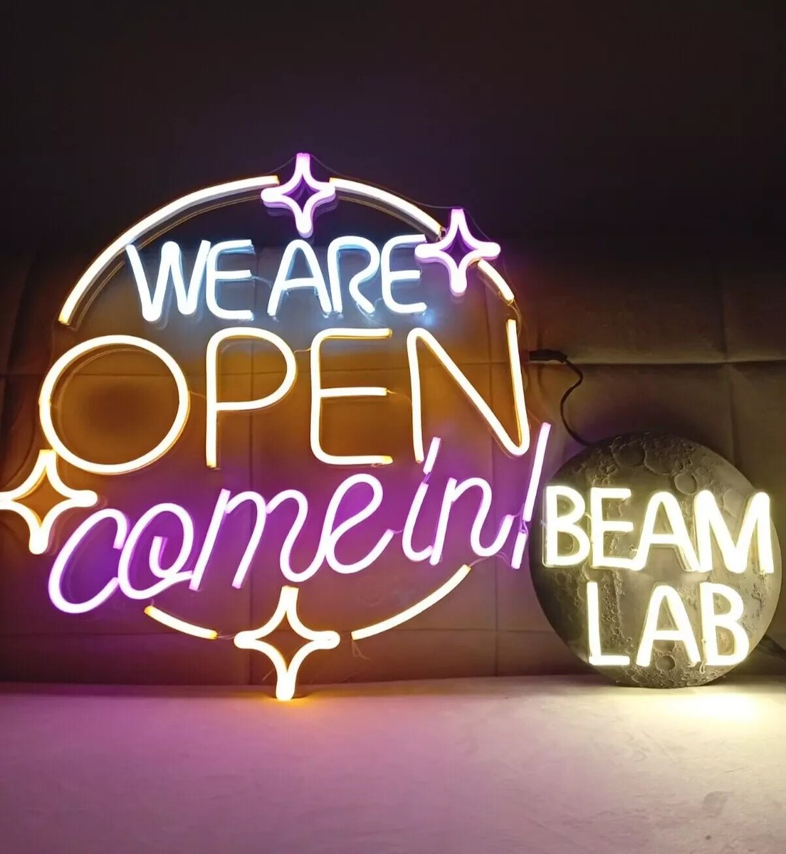 お好きな曲の歌詞を入れたパーソナライズされたLEDサイン。完璧なギフト。 LED Neon Sign with Your Name – Custom Wall Light for Business or