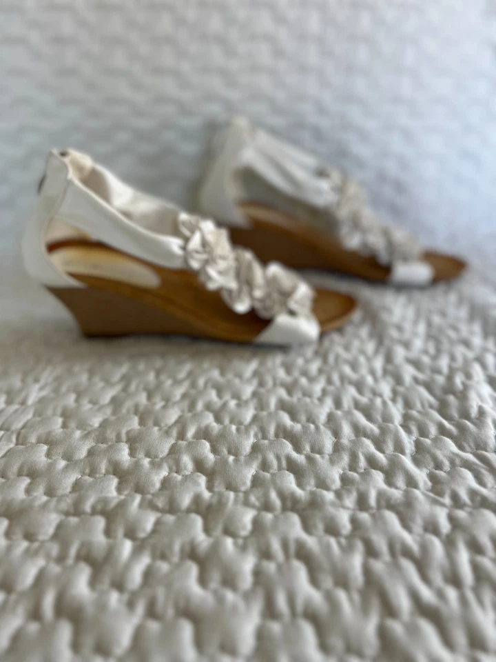 Patrizia Spring Step Women’s White Floral Wedge Sandals Size 7 – Dressy Summer - Image 2 of 4