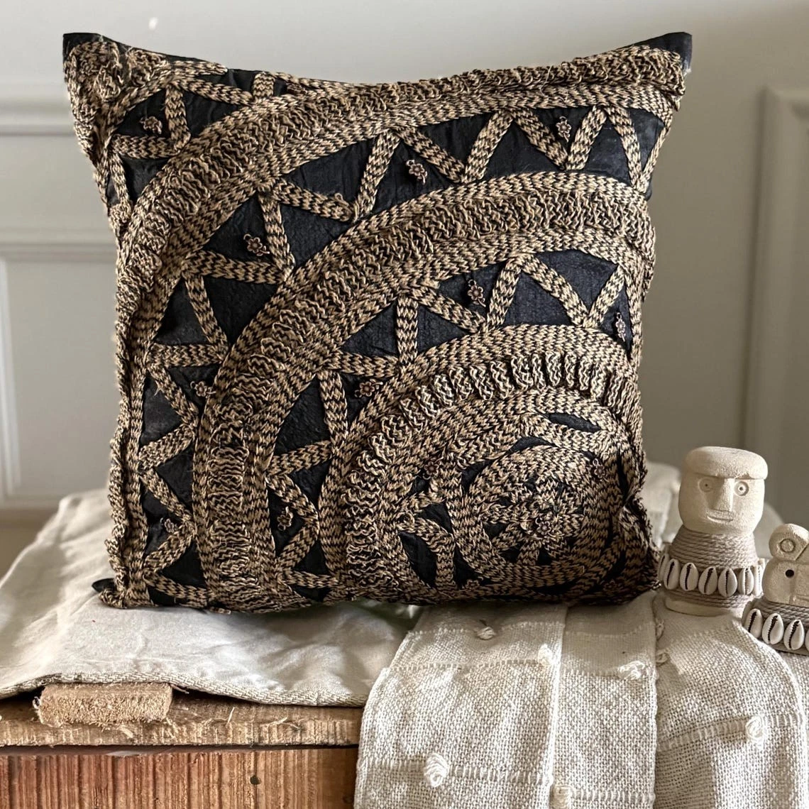 Square Sofa Pillow Cover Black 16"x16", Couch Decor Silk Fabric - Jute Rebel
Opens in a new window o