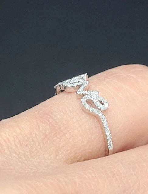 Anillo de aniversario de amor de diamantes creado en racimo de 0,20 quilates enchapado en oro de 10 quilates en plata Foto 3 de 4