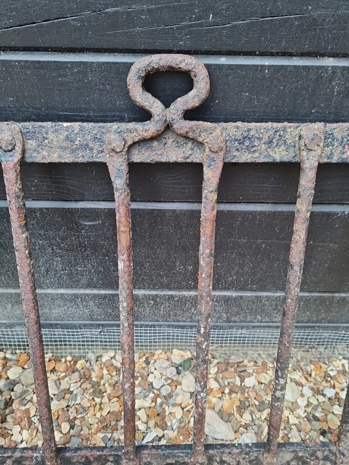 Cajón de ventana de hierro fundido pesado vintage hecho por herrero posiblemente victoriano antiguo Foto 4 de 4