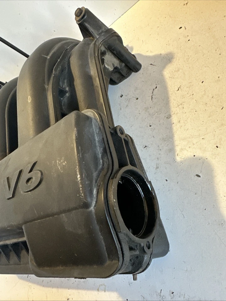 Chrysler 300c Intake Manifold 04591862ae Genuine 2.7 petrol 2009 - Image 2 of 4