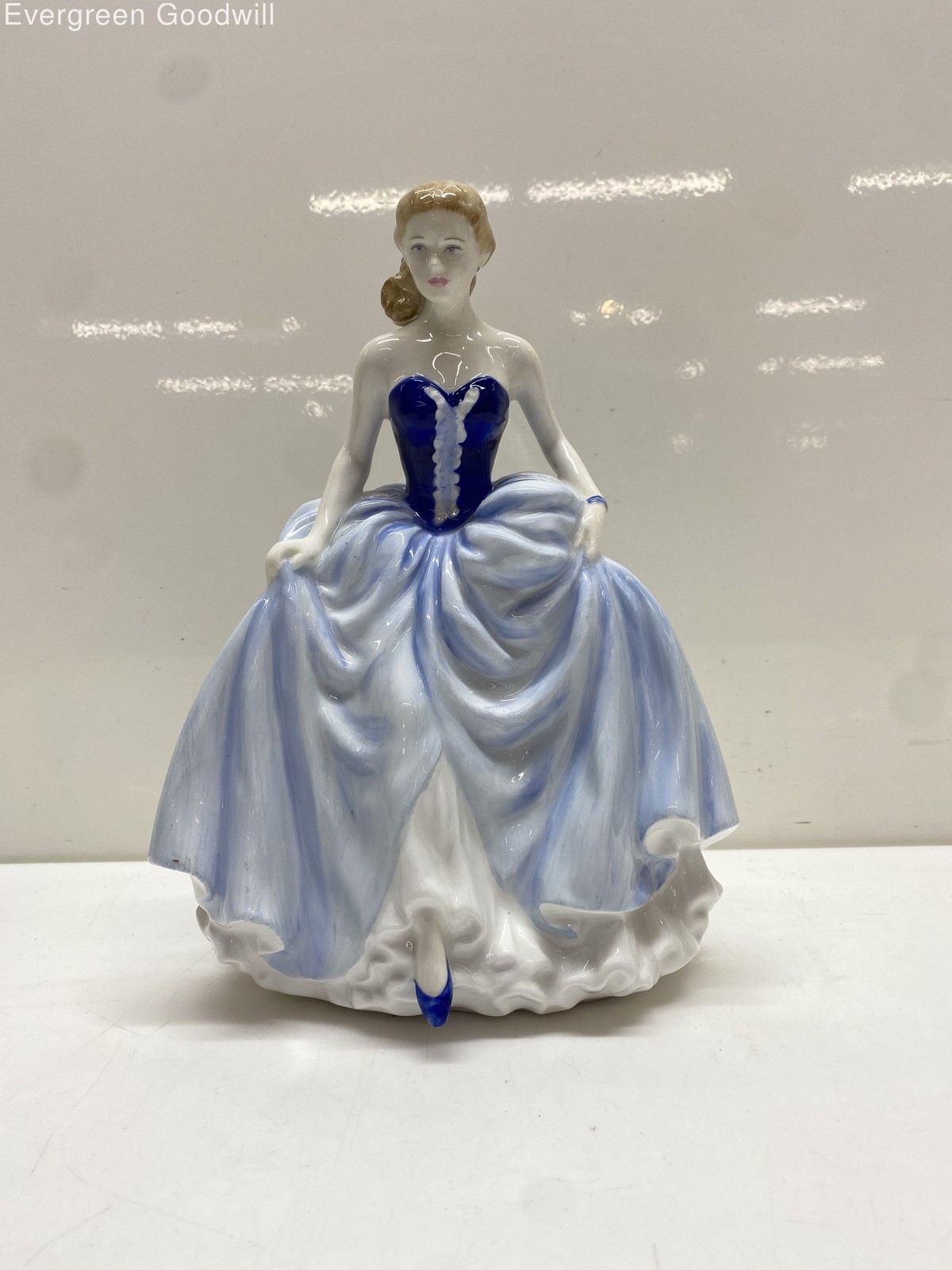 Royal Doulton Susan HN4532 Figurine 2004 Figure of the Year