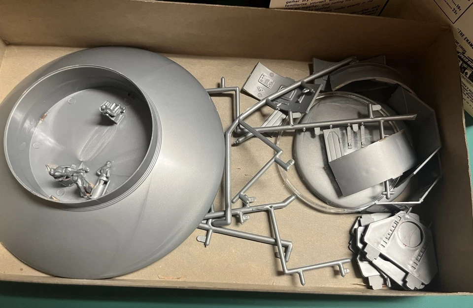 UFO From the Invaders 1968 Model Kit Aurora #813-150 - Image 2 of 4