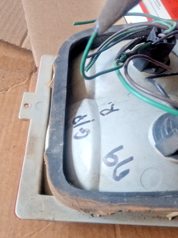 Pontiac Grand Prix 1979 conjunto de luces traseras lado del pasajero OE LOC-125DG Foto 4 de 4