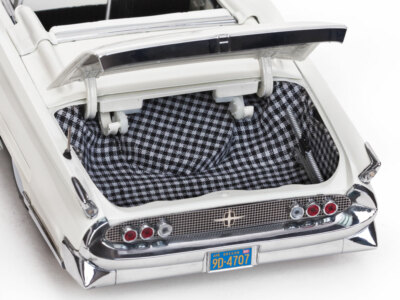 Sunstar 1/18 Lincoln Continental MKIII Cabriolet - 4707 for