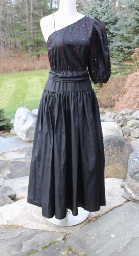 Robe de cocktail vintage Lillie rubis noir à une épaule avec strass - Photo 1 sur 7