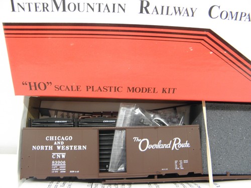 INTERMOUNTAIN -10' 6" ALTO AAR BOXCAR -CHICAGO & NOROESTE #83906 -ESCALA HO-KIT | Zustand: New