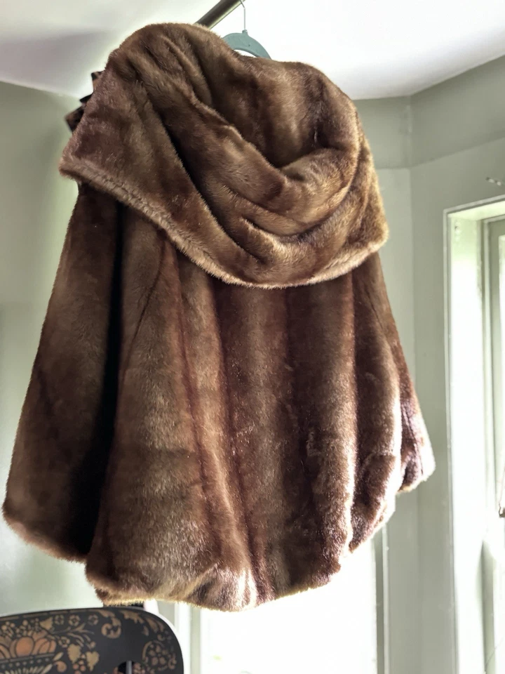 Chaqueta/capa de piel sintética marrón Calvin Klein con cuello Foto 3 de 3