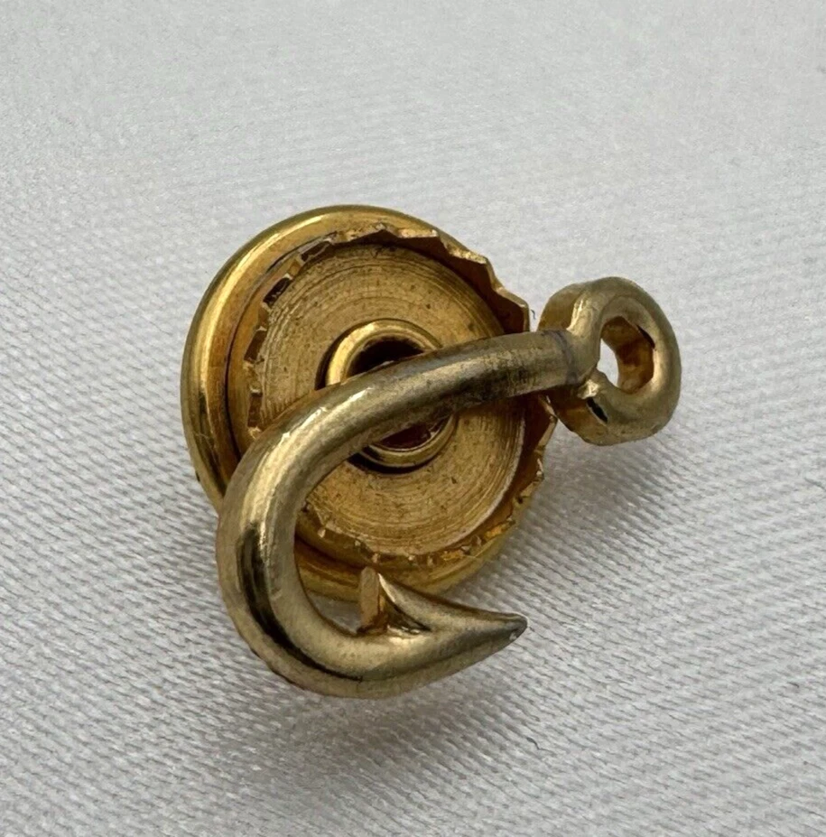 Gancho de pesca de colección pin trasero atornillado anzuelo tono dorado solapa abrigo sombrero corbata Foto 2 de 4