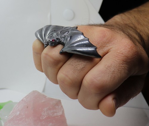 irc black silver bat wing ring with ruby eyes - Picture 4 of 4