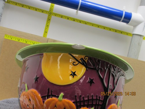 The listing is for:(1)Halloween trick or treat ceramic candy bowl-App 6" x 12" - 第 3/8 張圖片