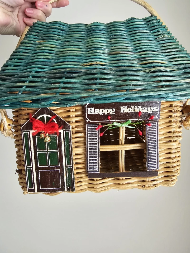 Bolso de mano vintage de mimbre con figura de cabaña de Navidad. Cartera caprichosa para niños Foto 2 de 4