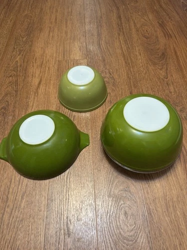 Green Vintage PYREX Bowls With One Lid.