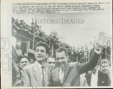 1959 Press Photo Richard Nixon waves to Soviet workers in Leningrad - lrb42904