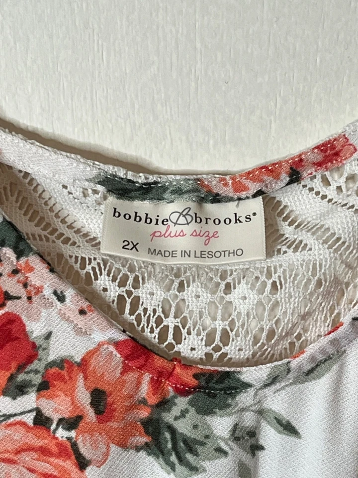 Top Bobbie Brooks Talla Grande 2X Nudo Floral Frontal Con Mangas de Encaje y Espalda Blanco Foto 2 de 4