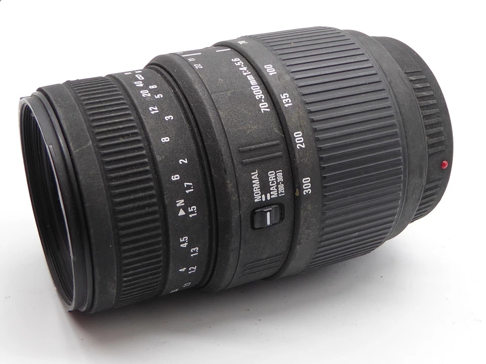 Sigma 70-300mm F4-5.6 DG Macro Autofocus Telephoto Zoom Lens for Minolta Sony A  - Image 2 of 4