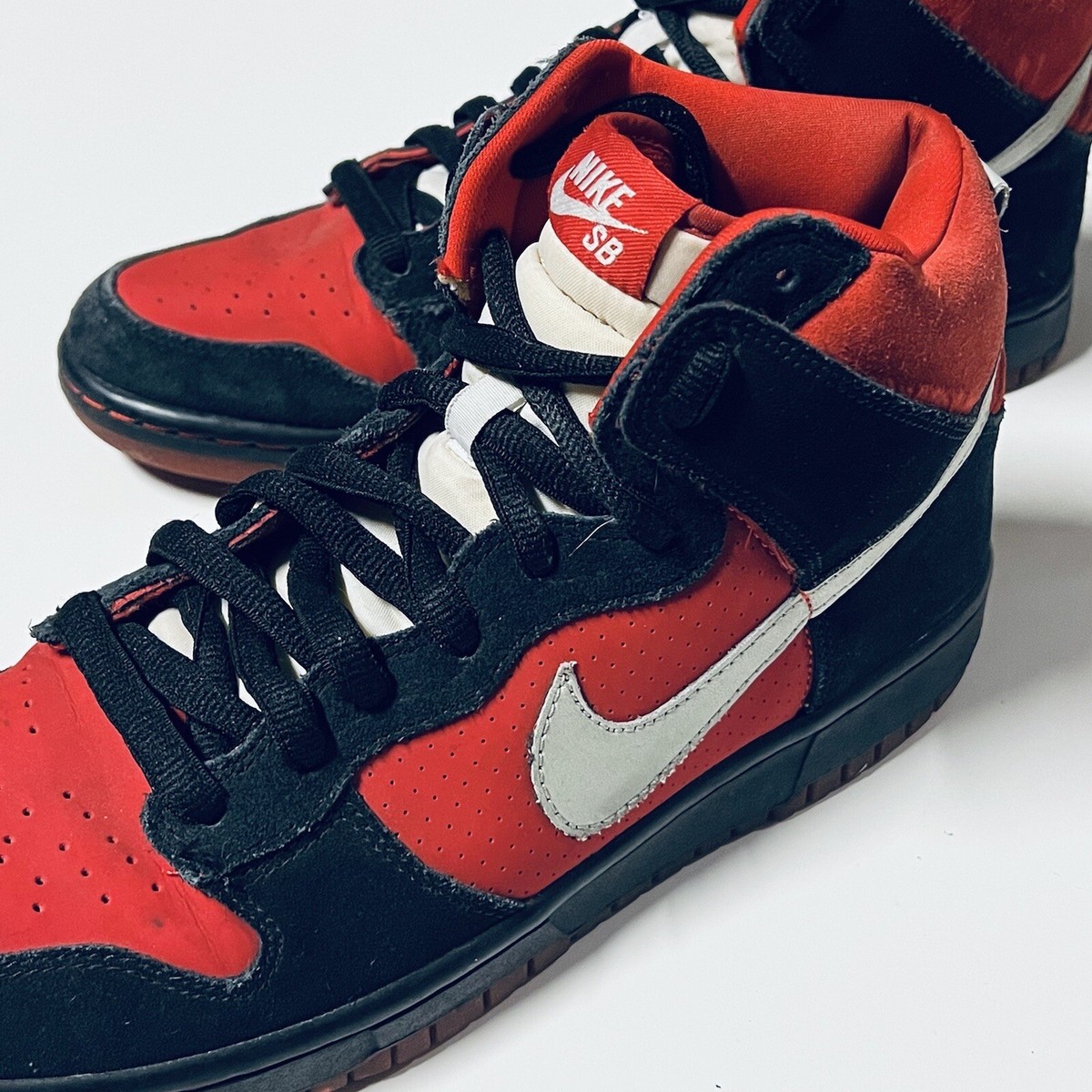靴 NIKE SB DUNK SPORT RED LIC PLATINUM Nike SB Dunk High Sport Red Metallic Platinum 305050-601