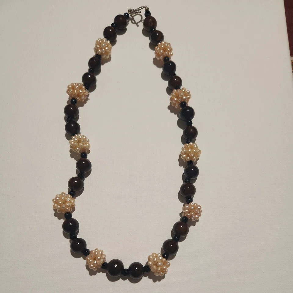 Collar de cuentas marrón y negro con flores de perlas y broche de plata de ley 925 Foto 4 de 4