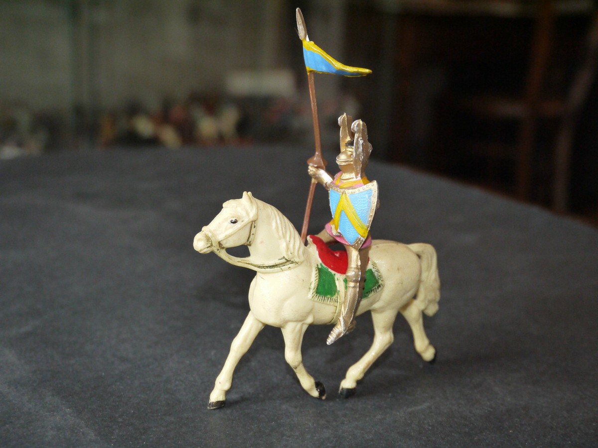 Ancienne Figurine Elastolin Chevalier Médiéval Avec Drapeau – état Vintage Superbe Pour Collection