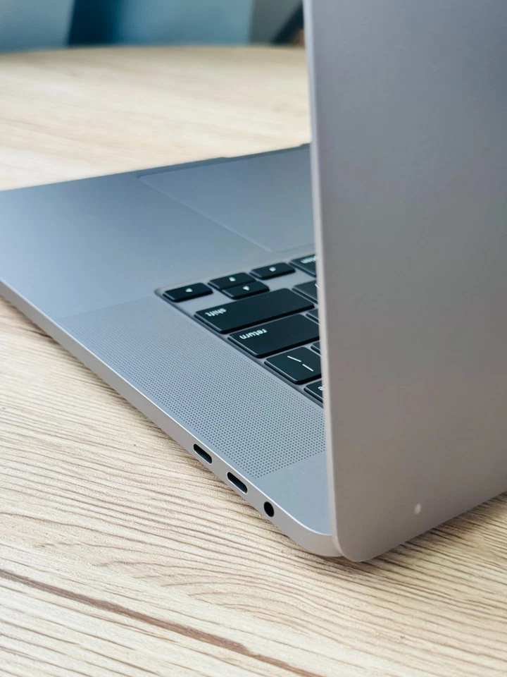 Apple MacBook Pro 16" 2019/ i9-2.30 GHz/32GB RAM/1TB SSD/AMD Radeon 550M 4GB GPU - Image 4 of 4