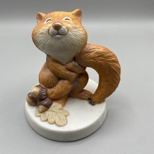 Figurine en porcelaine SUNNY ANIMALS Happy SQUIRREL & ACORNS Hugging Tail par HEARTLINE