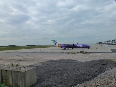 Foto A2 Dash-8 an Ringway Moss Nook\/SJ8385 A Bombardier DHC-8-402 Q400 c2015