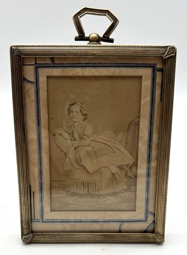 Vintage Messing Bilderrahmen mit junges Mädchen Foto Samtrücken 4,5”x3,5”
