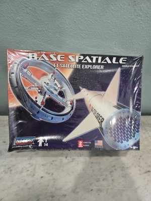Space Base & Satellite Explorer plastic model kit, labeled as item number 91008