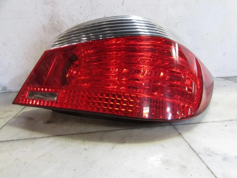 LUZ TRASERA BMW 545I Rh 2004 OEM rojo y lente transparente Foto 2 de 4