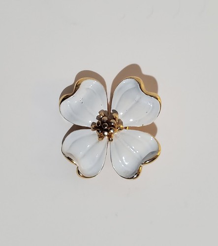 Vintage 1960's Monet Gold Tone Enamel Dogwood Flower Brooch - Picture 3 of 5