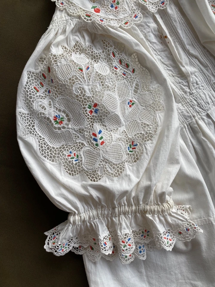 Blusa folclórica rumana de los años 20 • Camisa antigua de lino bordada a mano amante vintage Foto 4 de 4