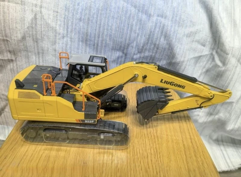 LIUGONG 922F 1/35 Scale Diecast Collection Hydraulic Excavator Toy Model Gift - Image 2 of 4