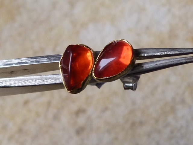 Boucles d'oreilles puce en or et opale de feu du Mexique, le cadeau de luxe idéal