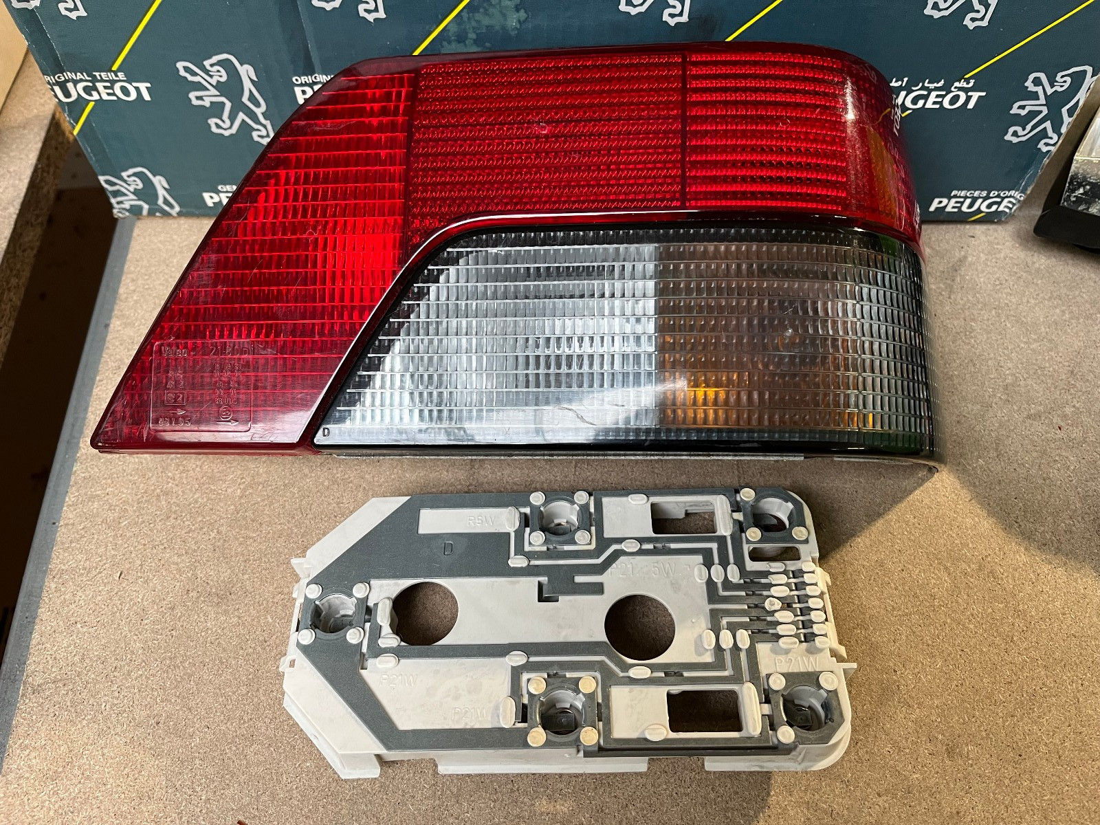 Feu arrière droit Peugeot 309 Valeo 084284 platine phare arrière passager auto phase 2