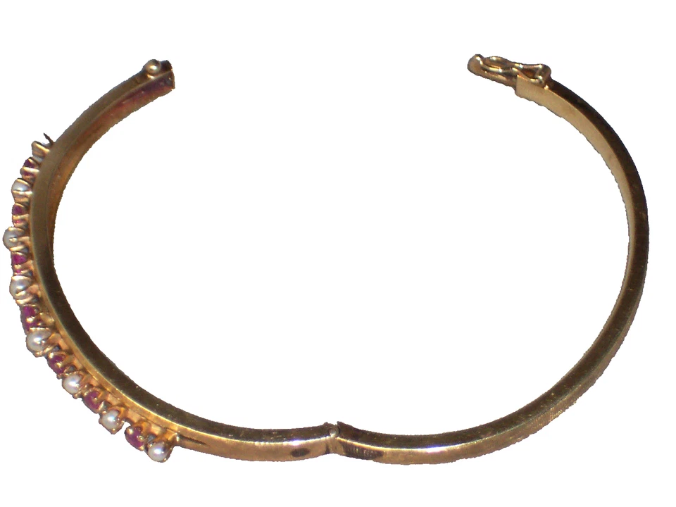 VINTAGE 14K BRUSHED YELLOW GOLD RUBY & PEARL HINGED BANGLE BRACELET 9.1 GRAMS - Image 4 of 4