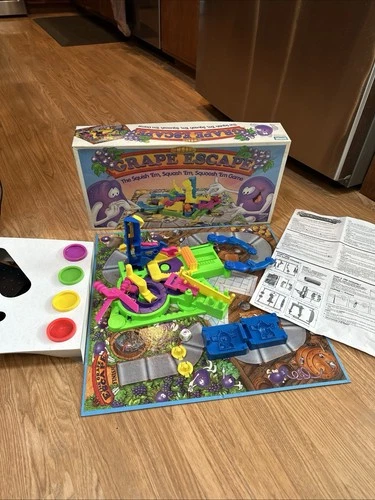 VTG 1992 Parker Brothers THE GRAPE ESCAPE Board Game 100% *No Play Dough/Goop*