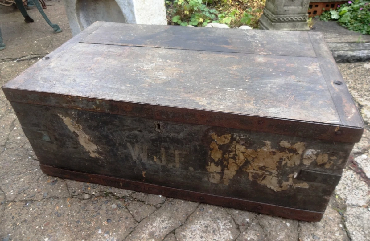 Wood foot outlet locker trunk